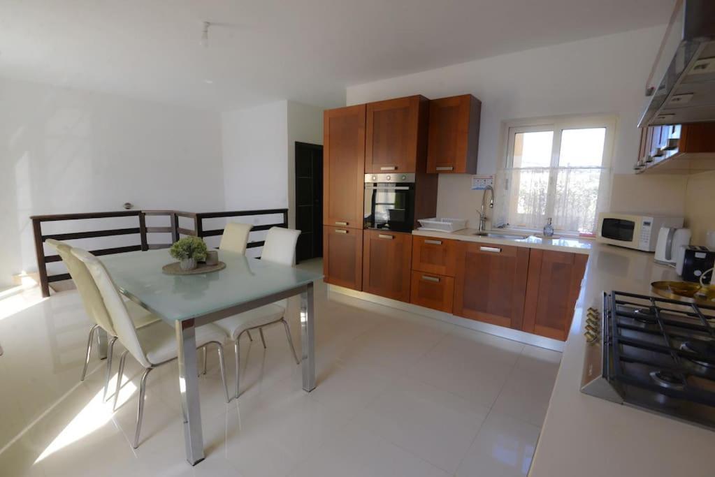 Seafront Duplex Penthouse With Terrace Overlooking Xlendi Bay מראה חיצוני תמונה